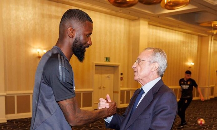 Florentino Pérez y Antonio Rüdiger saludándose en el hotel. 