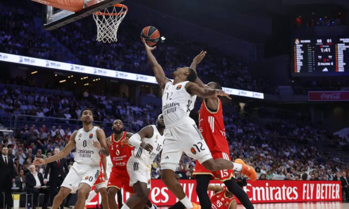 Theo Maledon, encestando una canasta en el partido de esta noche ante el Estrella Roja.