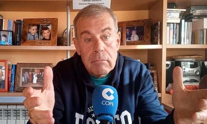 Tomás Guasch dando su opinión con un micrófono de COPE. 