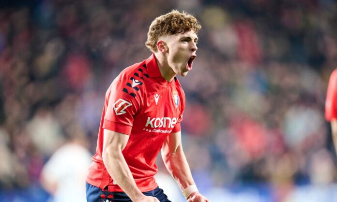 Víctor Muñoz disputando un partido con el Osasuna. 