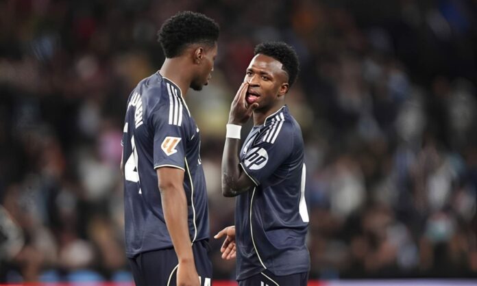 Vinícius Júnior y Aurélien Tchouaméni durante un partido del Real Madrid.