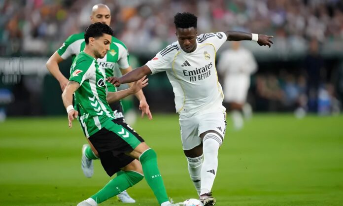 Marc Bartra intenta frenar a Vinicius Junior, en una jugada de la primera parte del choque entre el Betis y el Real Madrid.