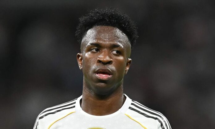 Vinícius Júnior disputando un partido con el Real Madrid.