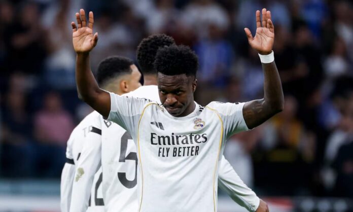 Vinicius Junior, pidiendo perdón al Santiago Bernabéu tras su gol, este martes, en el partido de Liga ante el Alavés.