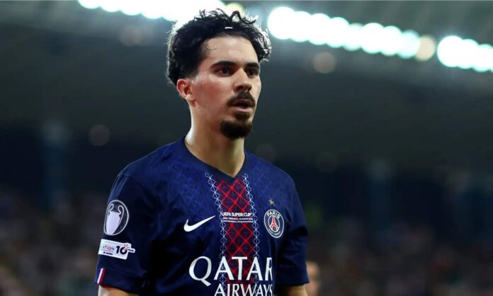 Vitinha jugando un partido con el Paris Saint-Germain.