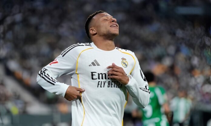 Kylian Mbappé disputando un partido con el Real Madrid.