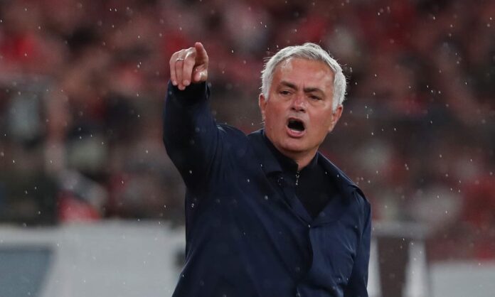 José Mourinho entrenando al Benfica en un partido.