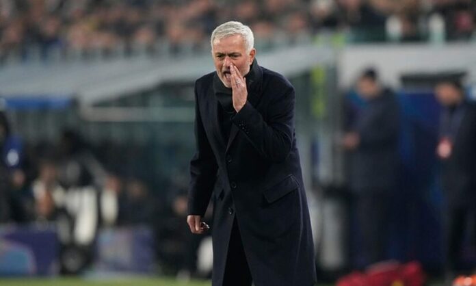 José Mourinho durante un partido del Benfica.