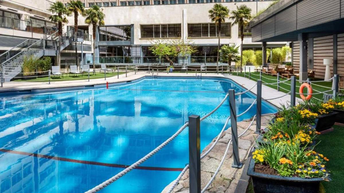 Una piscina del hotel Meliá Castilla. 