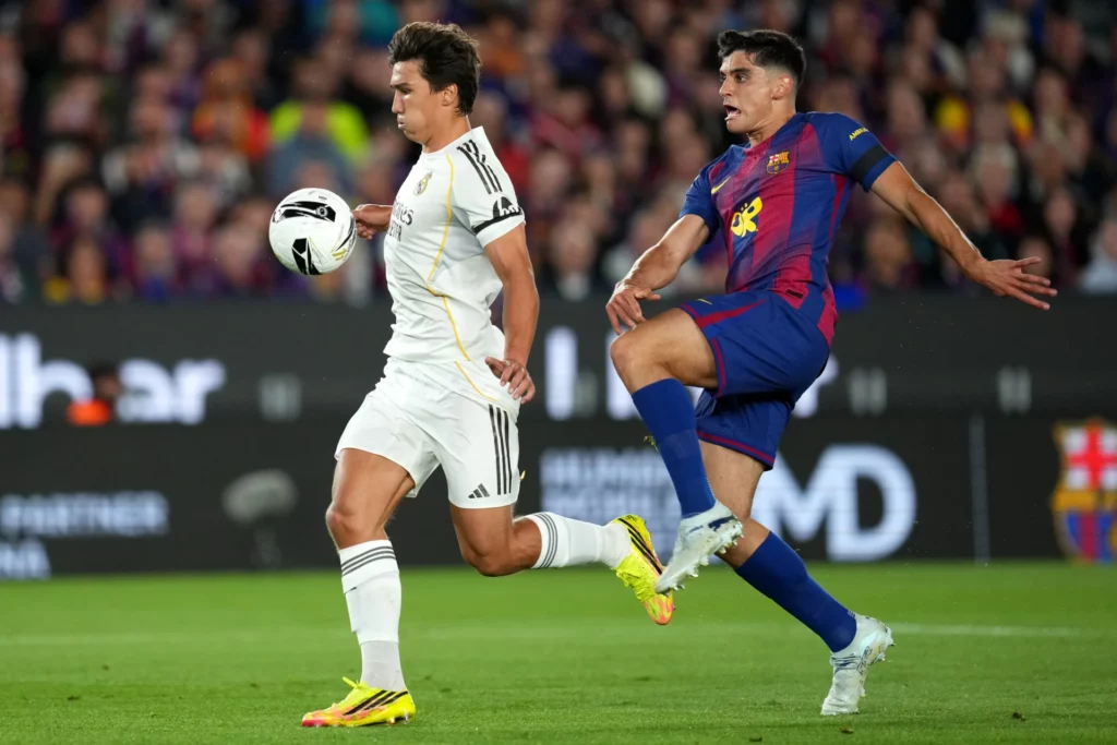 Gonzalo García controla el balón durante el Clásico entre Barcelona y Real Madrid.