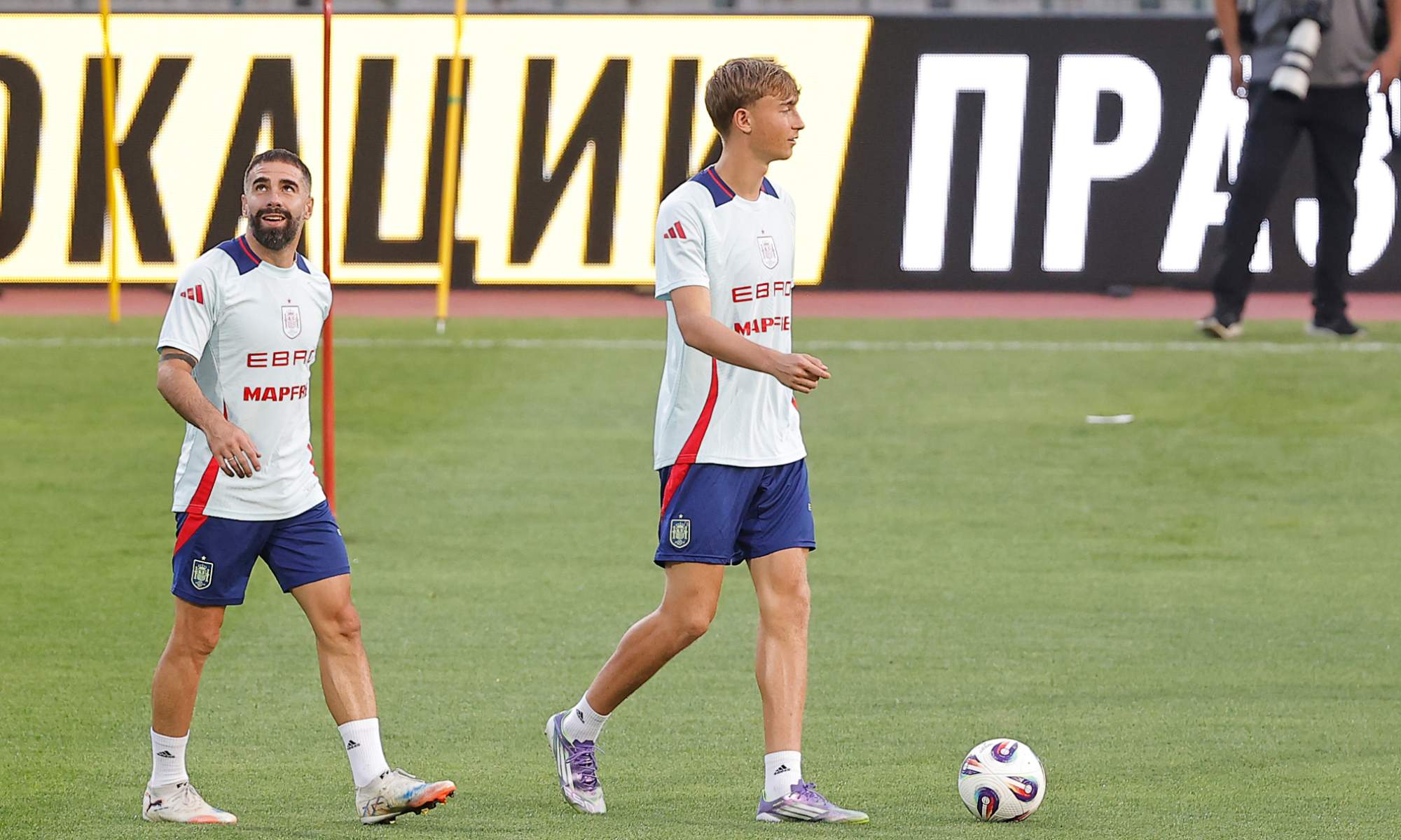 Dani Carvajal y Dean Huijsen, durante un entrenamiento con la Selección española. Dani Carvajal y Dean Huijsen, durante un entrenamiento con la Selección española.