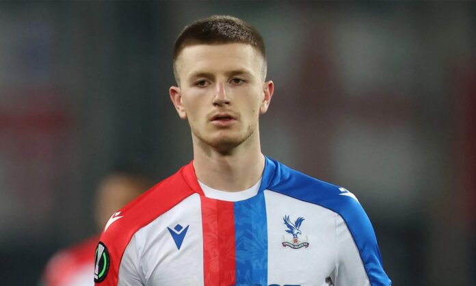 Adam Wharton jugando un partido con el Crystal Palace. 