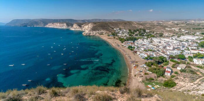 Parece Grecia, pero es España: el pueblo de 300 habitantes con casas blancas, las mejores aguas cristalinas y un entorno natural protegido por la UNESCO


