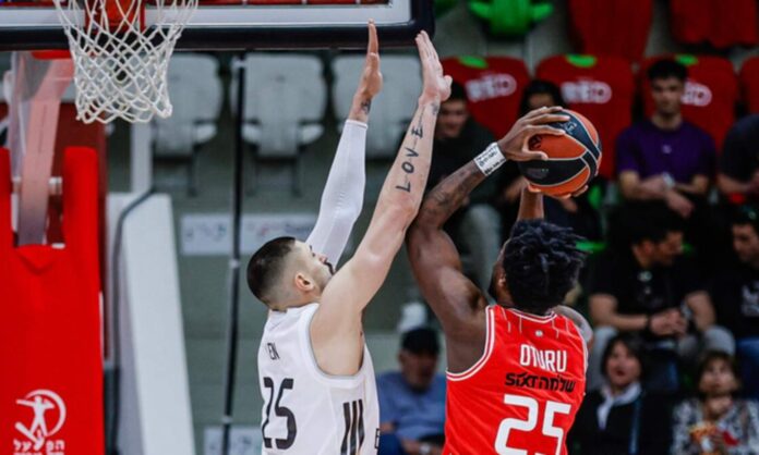 Álex Len, intentando taponar una canasta del Hapoel, durante el partido de esta tarde en el Arena Botevgrad.