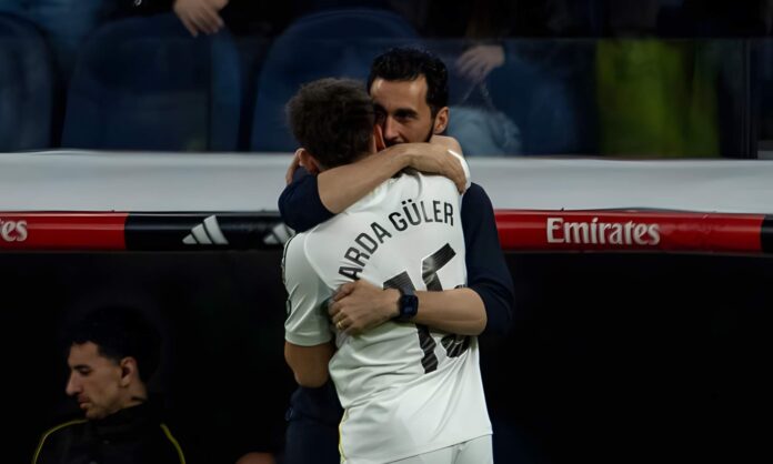 Álvaro Arbeloa, abrazándose con Arda Güler durante un partido de Liga del Real Madrid esta temporada.