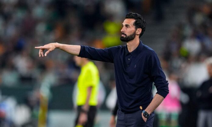 Álvaro Arbeloa, dando indicaciones a sus futbolistas durante un partido reciente del Real Madrid en esta temporada.
