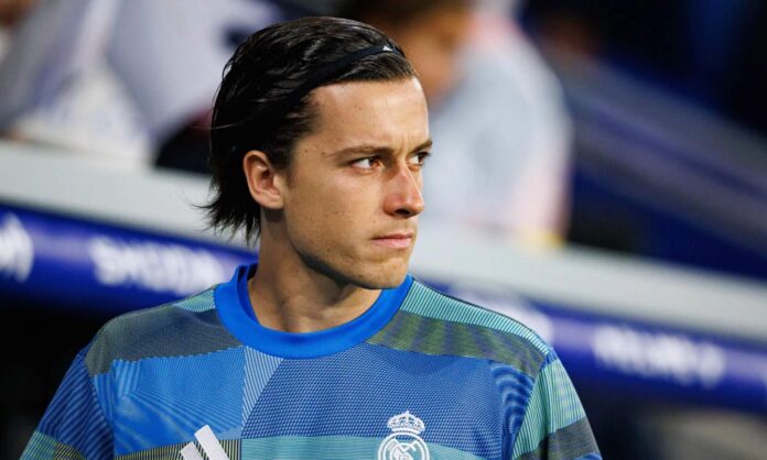Álvaro Carreras en el banquillo del Real Madrid.