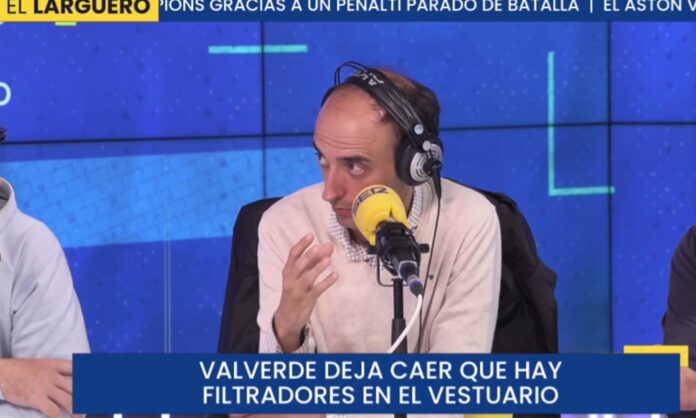 Antón Meana dando una información sobre Fede Valverde en El Larguero. 