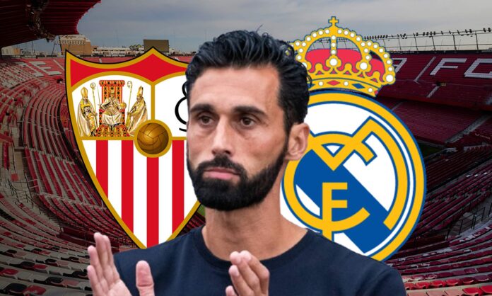 Álvaro Arbeloa y los escudos del Sevilla y el Real Madrid.