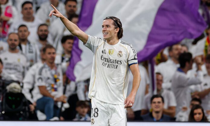 Álvaro Carreras celebra un gol con el Real Madrid 