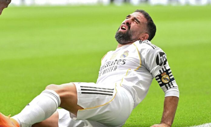 Dani Carvajal, doliéndose de una lesión sufrida a lo largo de esta temporada en un partido con el Real Madrid.