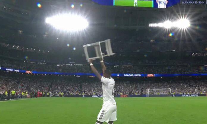 David Alaba, levantando la silla mítica de las celebraciones de Champions en el estadio Santiago Bernabéu.