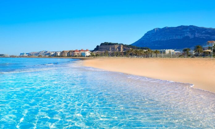 El pueblo español para recorrer a pie y comer buen arroz: más de 20 kilómetros de costa y un castillo del siglo XI frente al Mediterráneo