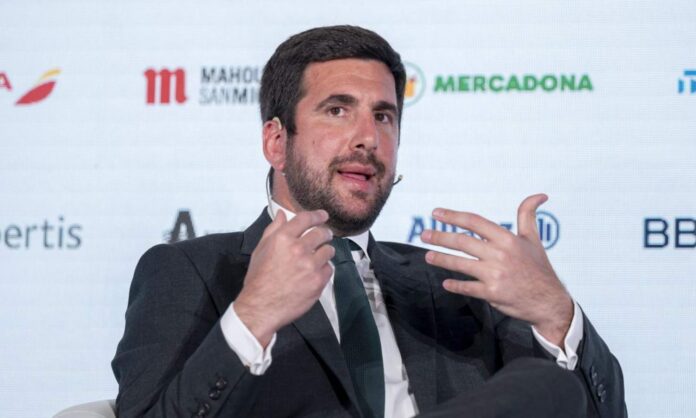 Enrique Riquelme, hablando durante un evento empresarial reciente.