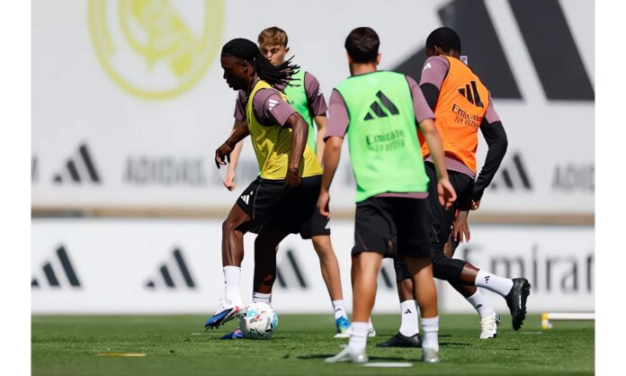 Eduardo Camavinga, junto a otros de sus compañeros, en el entrenamiento del Real Madrid de este viernes en Valdebebas.