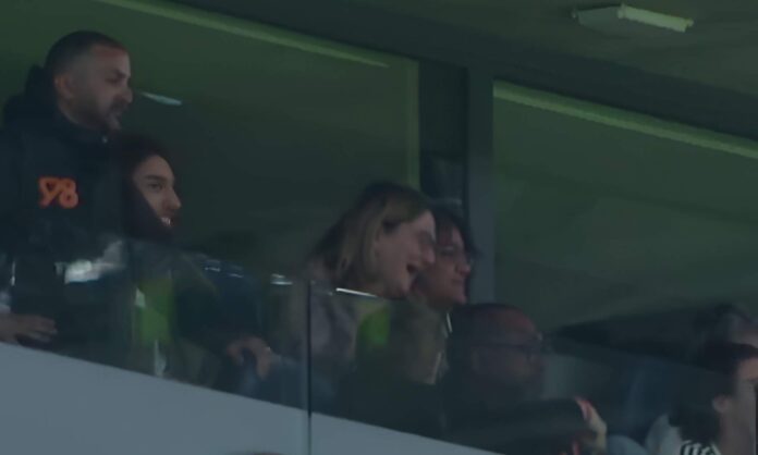 Fayza Lamari reaccionó con risas a la pitada que recibió Mbappé