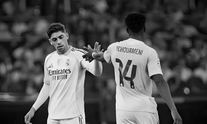 Fede Valverde y Aurélien Tchouaméni jugando un partido con el Real Madrid.