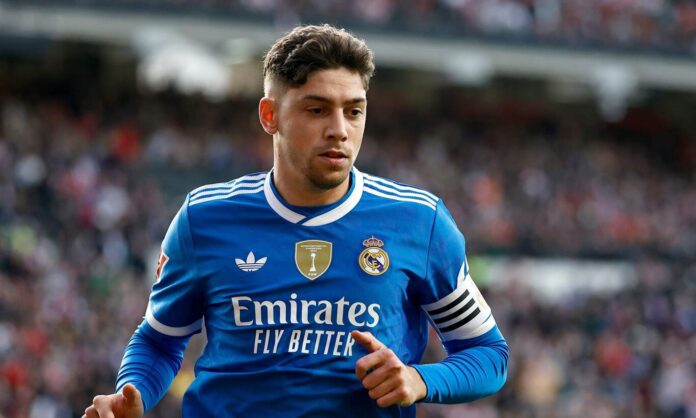 Fede Valverde llevando el brazalete de capitán en un partido del Real Madrid.