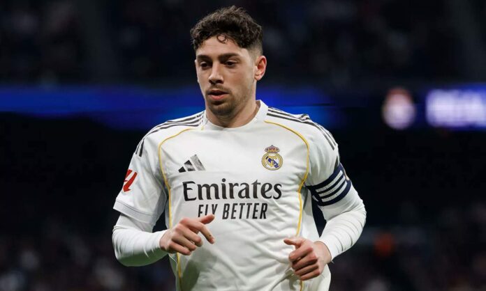 Fede Valverde disputando un partido con el Real Madrid.
