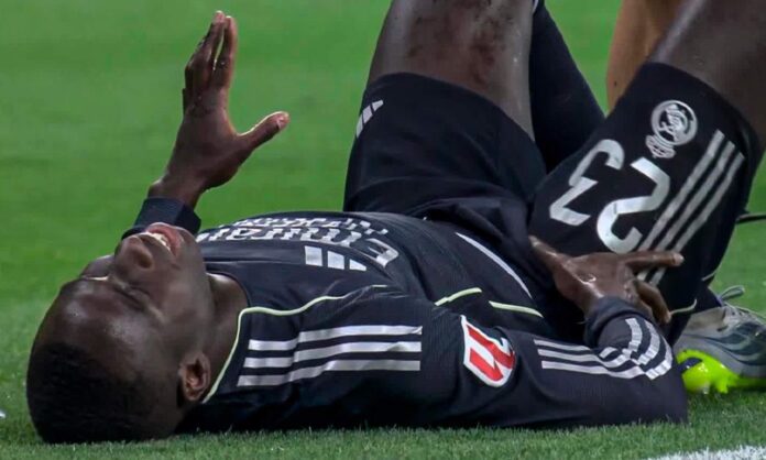 Ferland Mendy se ha tenido que retirar después de sentir un pinchazo a los 10 minutos en el partido contra el Espanyol.