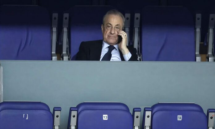 Florentino Pérez, hablando por teléfono durante un partido del Real Madrid.