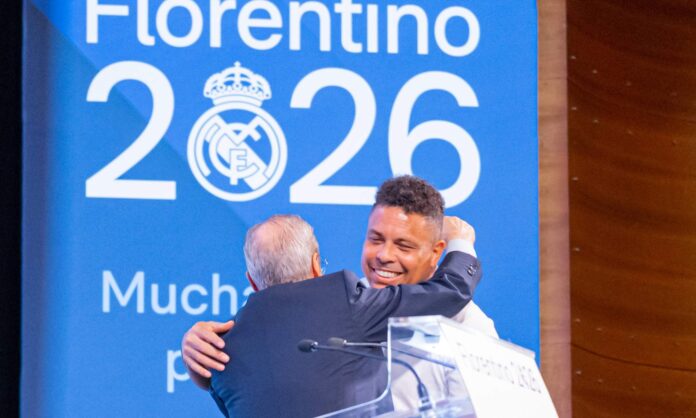Florentino Pérez, abrazándose con Ronaldo Nazario durante la presentación de su candidatura a las elecciones del Real Madrid.