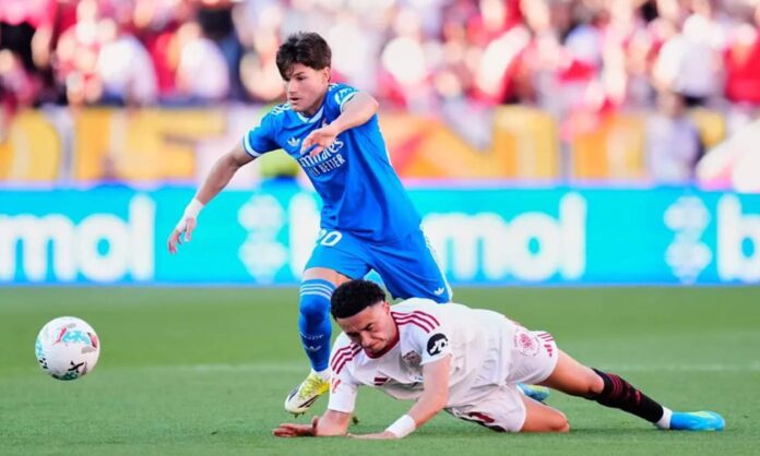 Fran García, yendo a por un balón, después de la caída de Rubén Vargas, en una escena de la primera parte del partido entre Sevilla y Real Madrid.