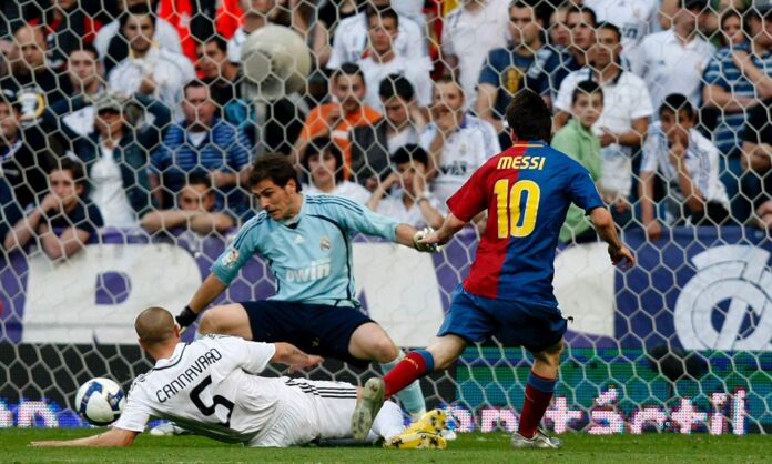 Leo Messi, batiendo a Íker Casillas para marcar uno de los dos goles que le marcó al Real Madrid en el Clásico de 2009 en el Santiago Bernabéu.