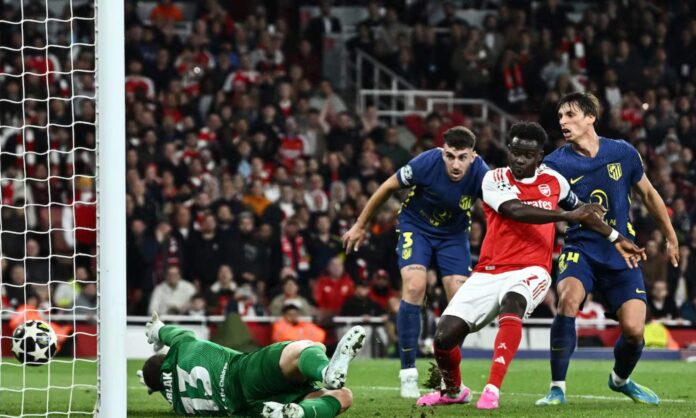 Bukayo Saka remata ante Jan Oblak para poner el primer gol del Arsenal en el partido de esta noche ante el Atlético.