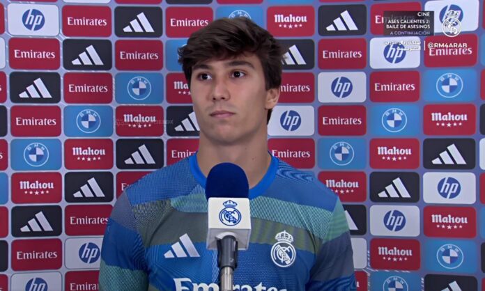 Gonzalo García hablando a los micrófonos de Real Madrid TV.