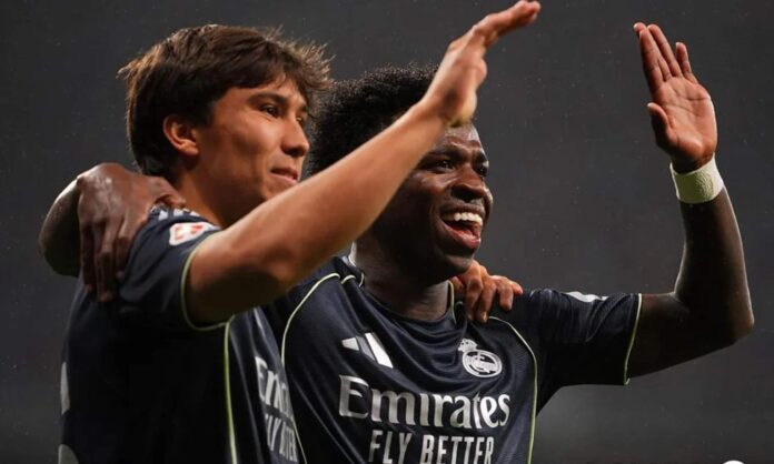 Gonzalo García y Vinicius Junior, celebrando el primer gol del brasileño en Cornellá