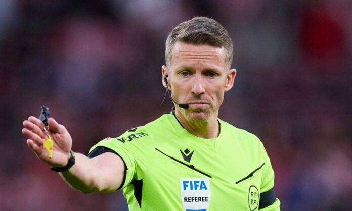 Hernández Hernández arbitrando un partido de LaLiga.