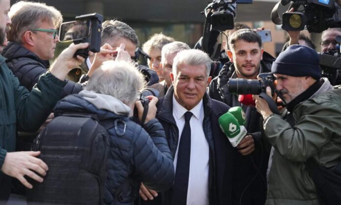 Joan Laporta, atendiendo a los medios de comunicación tras declarar ante los juzgados por el 
