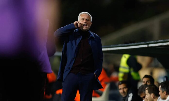 José Mourinho, en el banquillo del Benfica durante uno de los partidos de esta temporada.