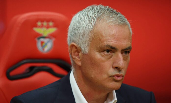 José Mourinho sentado en una silla del Benfica.