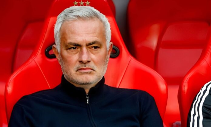 José Mourinho sentado en el banquillo del Benfica.