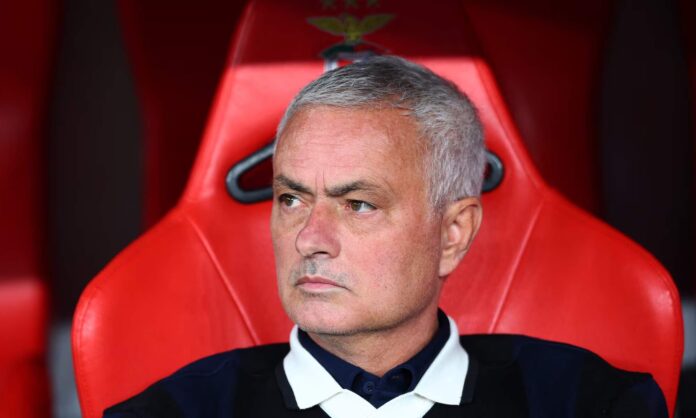 José Mourinho sentado en el banquillo del Benfica. 