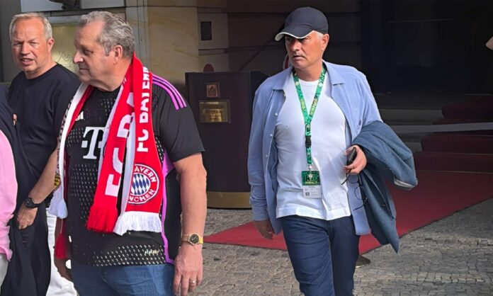 José Mourinho entrando a ver la final de la Copa Alemana. 