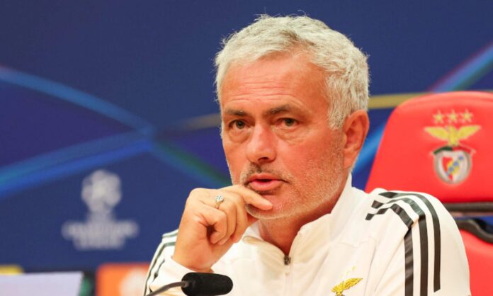 José Mourinho hablando en rueda de prensa como entrenador del Benfica.