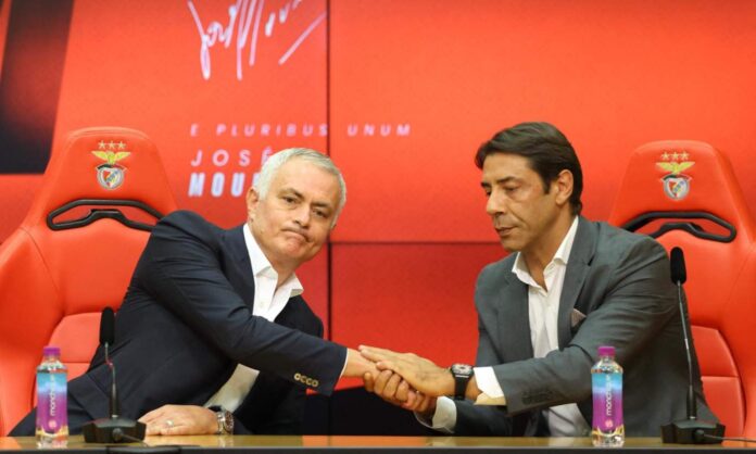 José Mourinho, con Rui Costa, presidente del Benfica, durante su presentación como entrenador del club portugués, en septiembre del año pasado.